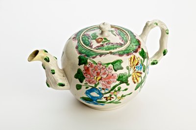 Staffordshire Teekanne dekoriert mit Chrysanthemen, 1760 von English School