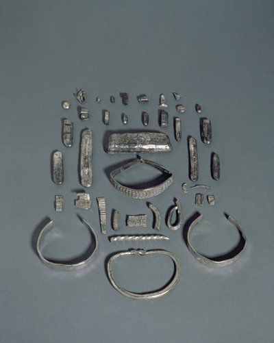Der Cuerdale-Hort, angelsächsischer und Wikinger-Schatz, gefunden am Ufer des Flusses Ribble bei Cuerdale Hall, nahe Preston, Lancashire, Enddatum 901-5 n. Chr. (Silber) von English School
