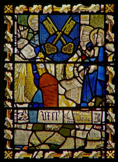 Das Ostfenster, das den heiligen Johannes, den heiligen Petrus am Tor, ein Schild mit einem Symbol des heiligen Petrus darstellt von English School