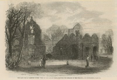Das kürzliche Feuer im Campden House: Ansicht der Gartenfront, die die Überreste des Theaters zeigt von English School