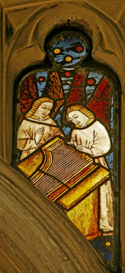 Fenster n1 mit Darstellung von musizierenden Engeln mit einem Clavicymbal von English School