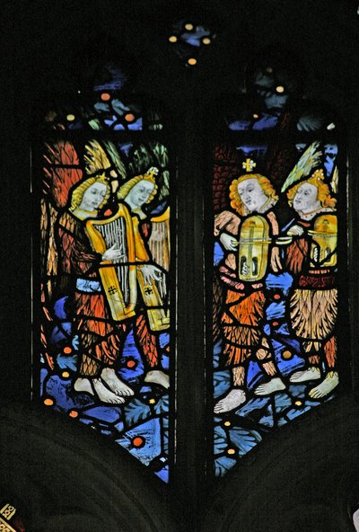 Fenster s1 mit musizierenden Engeln mit Harfen und Crwth (walisische Fiedel) von English School