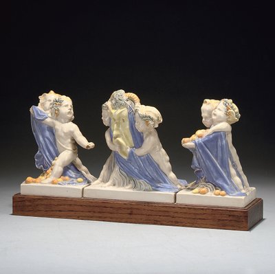 Dreiteilige Figurengruppe auf Sockel von Eric Bradbury