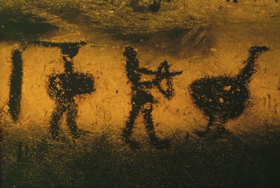 Krieger, Bogenschütze und ein straußenähnlicher Vogel, gemalt mit Fledermauskot von Erich Lessing