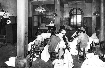 Arbeitsraum im Frauengefängnis Saint Lazare, Paris, 1931 von Ernest Flammarion