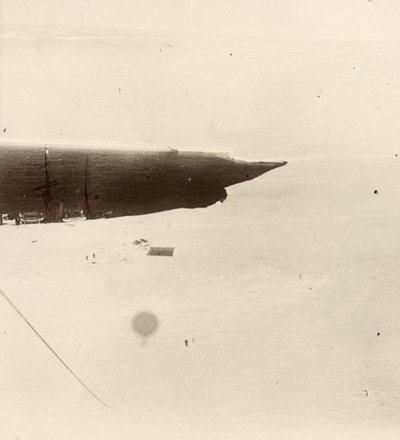 Blick vom Ballon auf das Plateau. Aus dem Album von Sir Ernest Henry Shackleton mit dem Titel National Antarctic Expedition (1901-1903) von Ernest Henry Shackleton