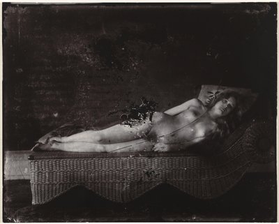 Weiblicher Akt auf einer Chaiselongue von Ernest James Bellocq