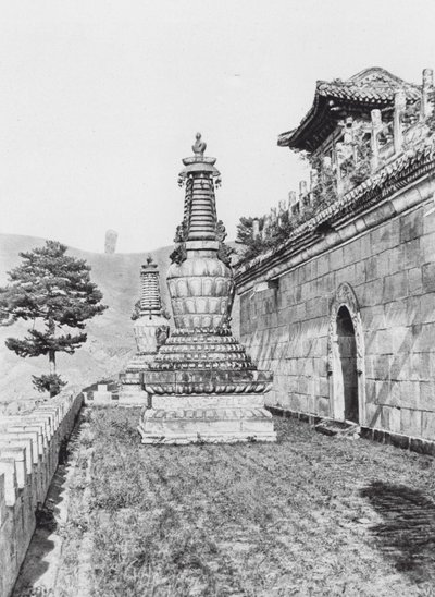 Jehol, Pu lo sze, Chihli, Terrasse im Lama-Kloster Pu lo sze von Ernst Boerschmann