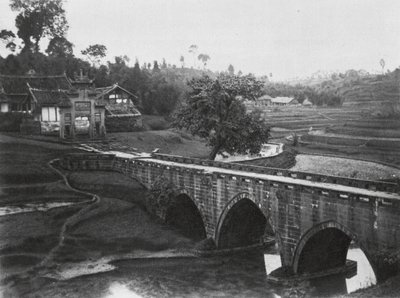 Luchou, Tzeliutsing, Szechuan, Landschaft (s/w Foto) von Ernst Boerschmann