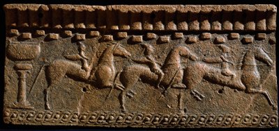 Etruskische Kunst: Fries mit Rittern aus einem architektonischen Ensemble in Murlo. 6. Jahrhundert v. Chr. Murlo, Antiquarium Municipal, Italien von Etruscan