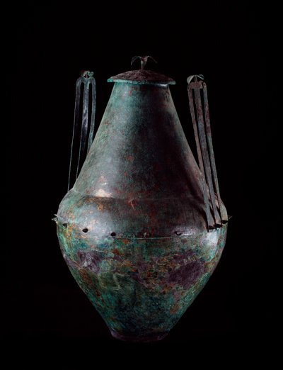 Etruskische Zivilisation: Bikonische Bronzevase mit Doppelhenkel und Deckel aus dem Grab des Bronzekarrens in Vulci, 680-670 v. Chr. von Etruscan