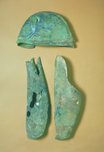 Helm und Beinschienen, Italo-Etruskisch, frühes 5. Jahrhundert v. Chr. von Etruscan