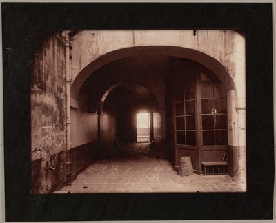 Altes Hôtel Gaillardon, Hof, 27 quai d’Anjou von Eugène Atget