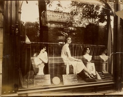 [Salon de Coiffure (Friseursalon)] von Eugène Atget