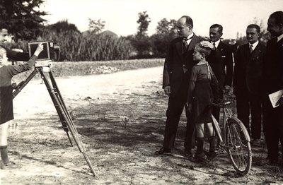 Mussolini posiert mit seinem Sohn für einen Fotografen von Eugenio Risi