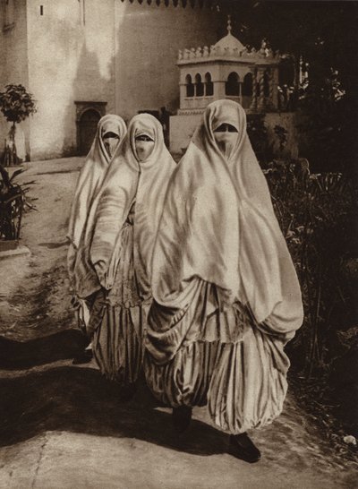 Algier, Frauen beim Spaziergang von European Photographer