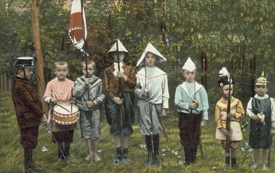 Gruppe von Jungen spielt Soldaten von European Photographer