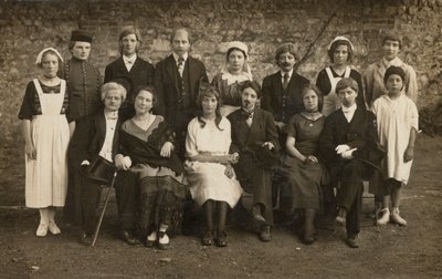 Gruppenporträt junger Menschen in Kostümen von European Photographer