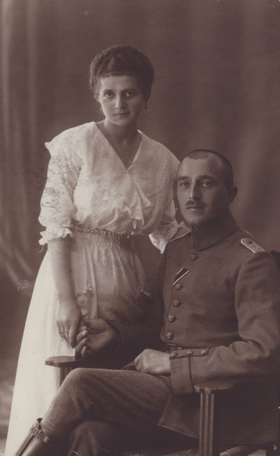 Porträt eines Soldaten und seiner Frau von European Photographer