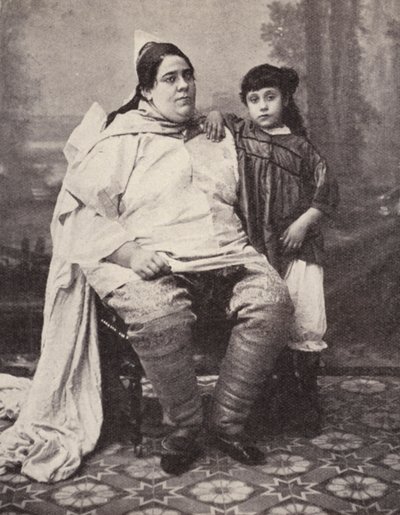 Tunesische jüdische Frau und ihre Tochter (s/w Foto) von European Photographer