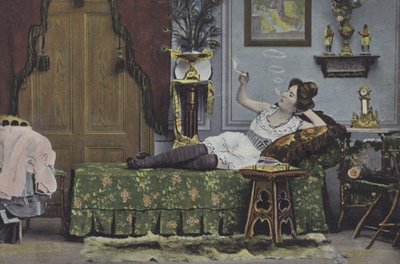 Frau raucht auf einer Chaiselongue von European School