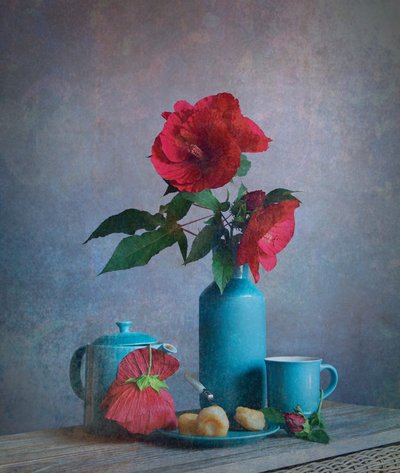 Rote Blumen Türkis-Stillleben von Fangping Zhou
