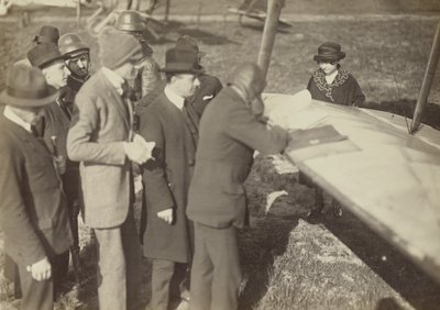 Gruppe am Rand eines Flügels eines Caproni Ca. 3 (Flugzeug) von Fedele Azari