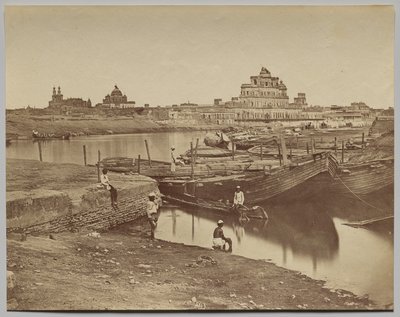 Bootsbrücke über den Gumti-Fluss in der Nähe des Chattar Manzil und Fusseed Bakah oder Alten Palastes von Felice A. Beato