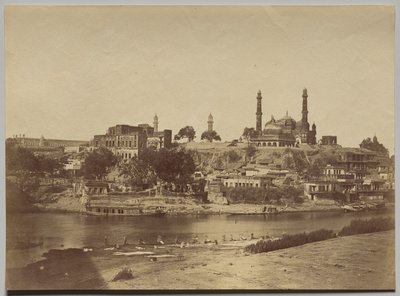 Das Muchee Bhawan Fort und der Gomti-Fluss von der Steinbrücke aus gesehen von Felice A. Beato