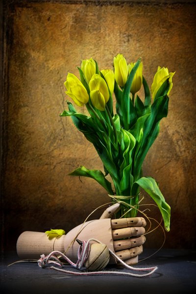 Goldene Tulpen und Hand von Felice Angelino