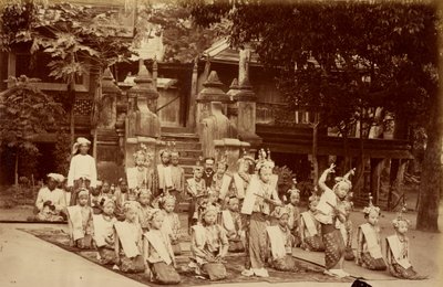 Burmesischer Liliputaner tanzte vor F.A. Victor in Mandalay von Felice Beato