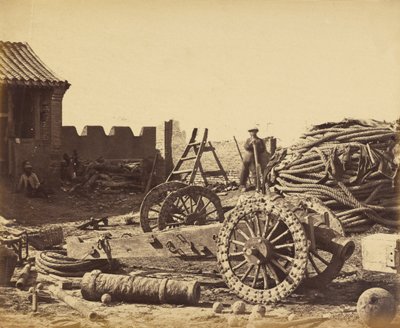 Innenraum von Pehtang mit dem Magazin und der Holzkanone, 1. August 1860 von Felice Beato