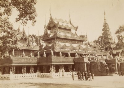 Die goldene Schule der Königin Soopyalat an der A. Road, Mandalay von Felice Beato