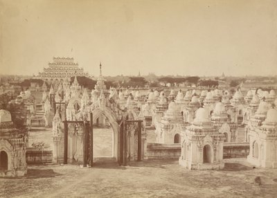 Die 450 Pagode von der zentralen Pagode - Mandalay von Felice Beato