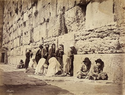 Eine Gruppe von Israeliten, die an der Klagemauer (oder Westmauer) in Jerusalem beten von Félix Bonfils