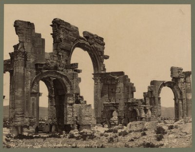 Eingang zur Großen Kolonnade, Palmyra, ca. 1875 (Albuminabzug) von Félix Bonfils