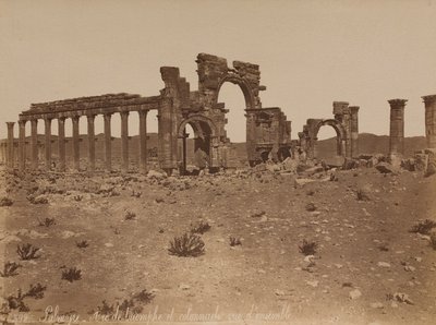 Palmyra: Überblick über den Triumphbogen und die Kolonnade von Félix Bonfils