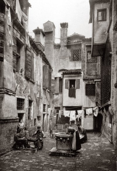 Ein von Gebäuden umgebener Hof in Venedig von Ferdinando Ongania