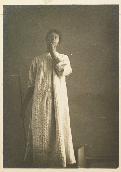 Frau im Hemd, die Hand vor dem Mund von Fernand Khnopff
