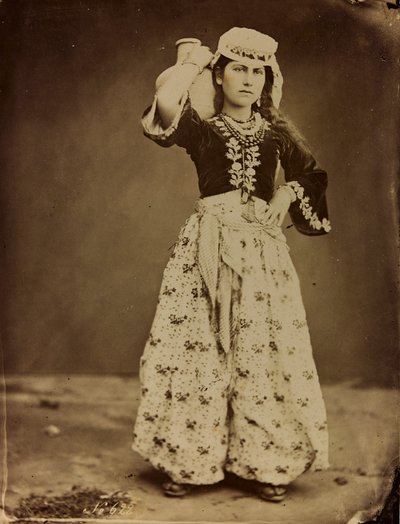 Album Damas et Baalbek: Junge syrische Frau in traditioneller Kleidung von Félix Bonfils