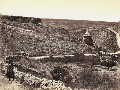 Panoramablick auf das Tal von Cedron oder Josafat mit dem Grab Absaloms am Stadtrand von Jerusalem. Ein Mann betrachtet die Aussicht von der Straße aus von Félix Bonfils