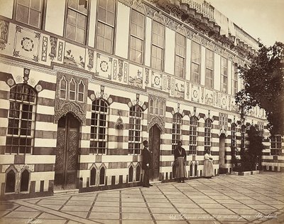 Der Hof eines jüdischen Hauses in Stambouli, Syrien. Drei Bedienstete sind in der Nähe der Wände des Gebäudes zu sehen von Félix Bonfils