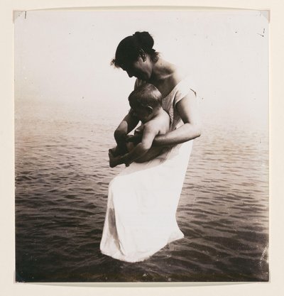 Montage einer Frau mit Baby und Meer im Hintergrund von Francesco Michietti