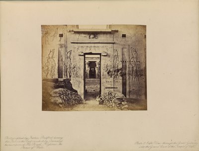 Edfu - Blick durch das große Tor in den großen Hof des Tempels von Edfu von Francis Bedford