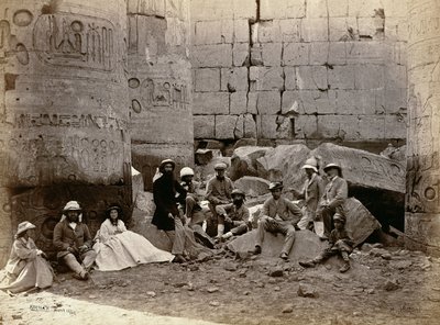 Gruppenfoto in der Säulenhalle, Karnak, Theben, 1862 von Francis Bedford