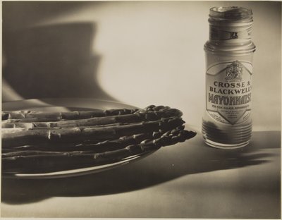Stillleben mit Spargel und Mayonnaisenglas von Francis Bruguière