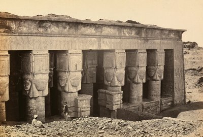 "Ägypten und Palästina": Fassade des Pronaos des römischen Tempels, der der Göttin Hathor in Dandara, Oberägypten, gewidmet ist von Francis Frith
