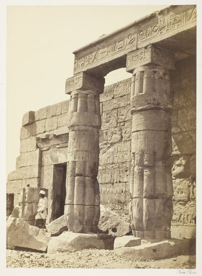 Portikus des Tempels von Goorneh von Francis Frith