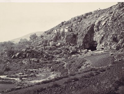 Hauptquelle des Jordan, fließt aus einer Höhle in der Nähe von Banias, nahe der Stätte von..., ca. 1857 von Francis Frith
