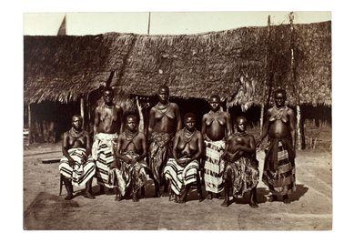 Die Frauen von König George, Opobo, in der Nähe von Calabar, Nigeria, ca. 1870 von Francis W. Joaque